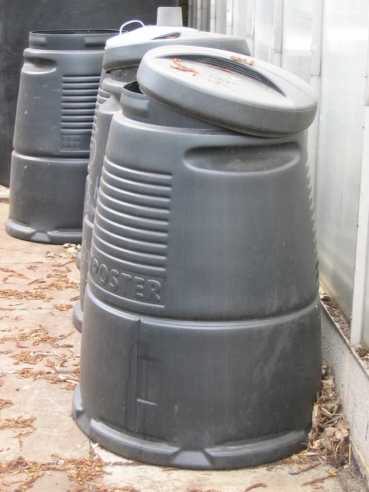 220 L Compost Bin Review: 14 Months With a Probe Thermometer